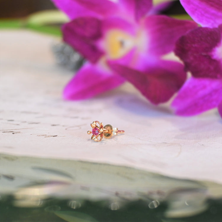 小さくて華やかな ルビーピアス