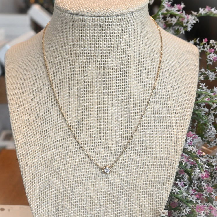 輝きの強い ダイヤモンドトップネックレス