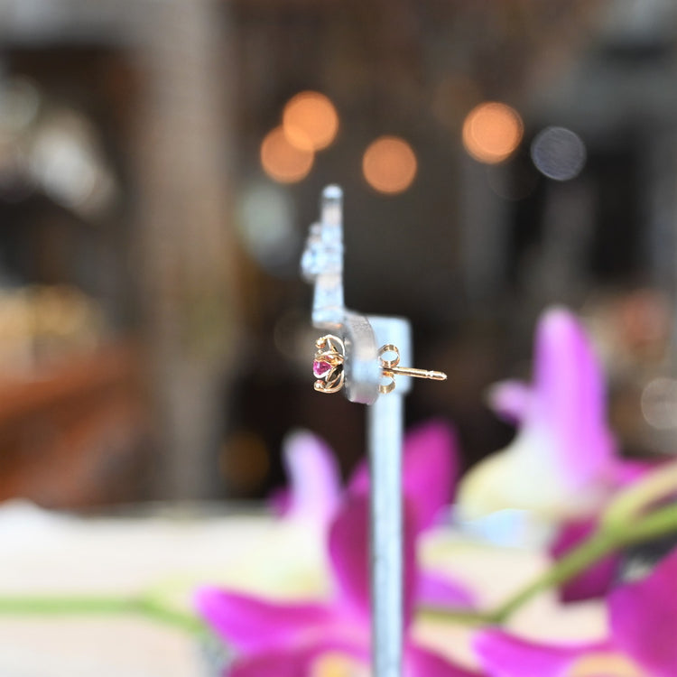 小さくて華やかな ルビーピアス