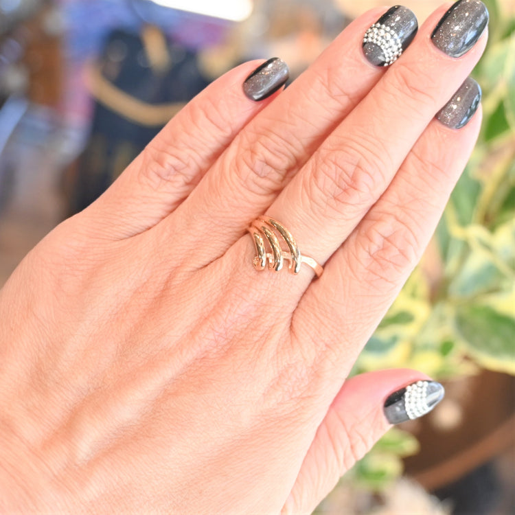 流れるようなラインが優雅な ヴィンテージリング