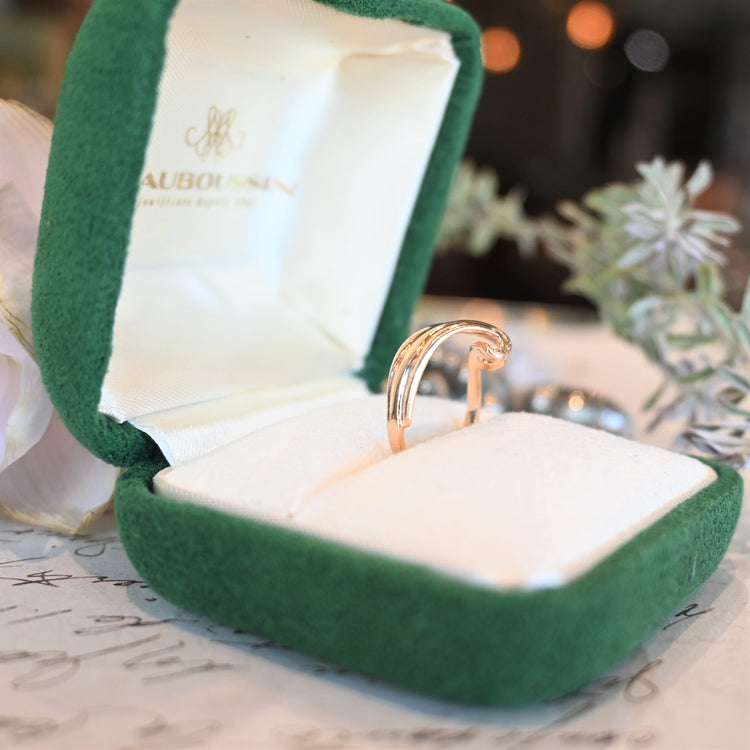 流れるようなラインが優雅な ヴィンテージリング