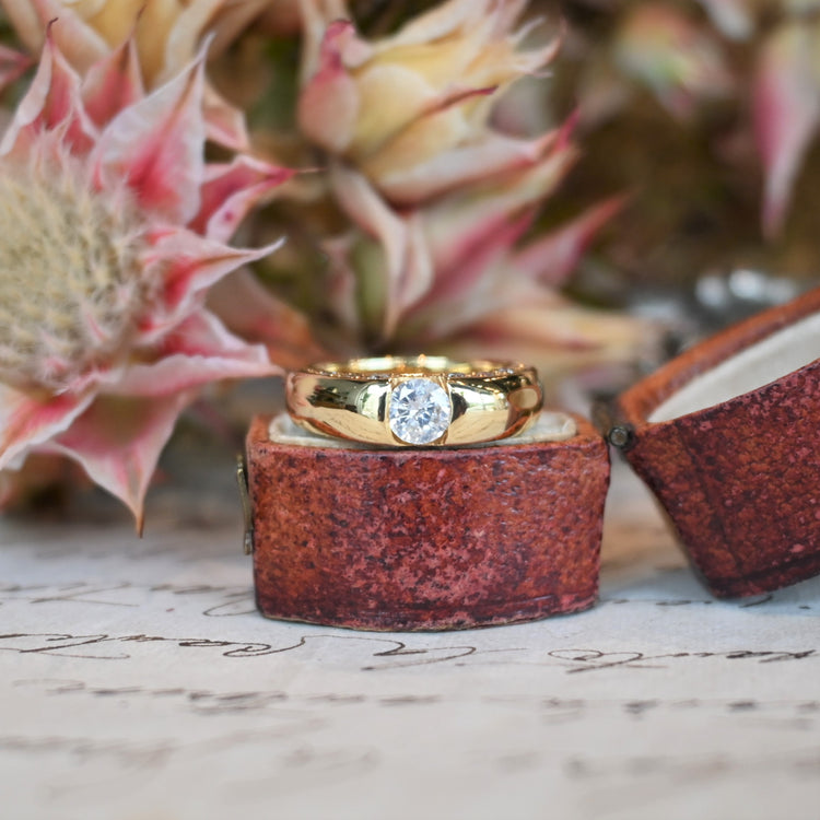 どこから見ても美しい ダイヤモンドリング