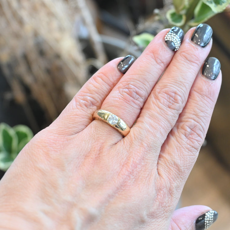 どこから見ても美しい ダイヤモンドリング