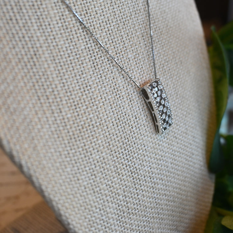 カラーダイヤモンドが美しい ネックレス