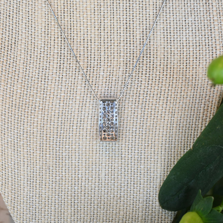 カラーダイヤモンドが美しい ネックレス