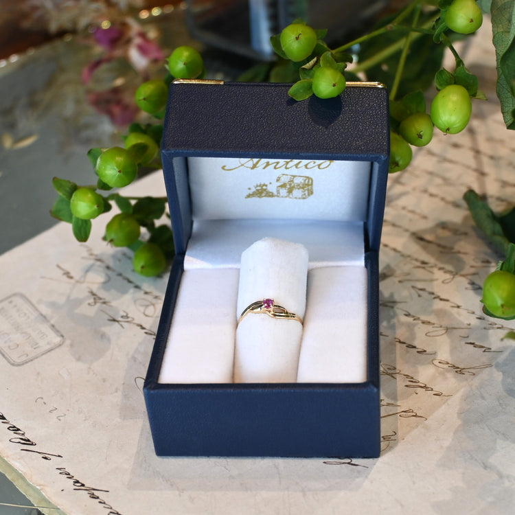 小さなルビーが美しいリング