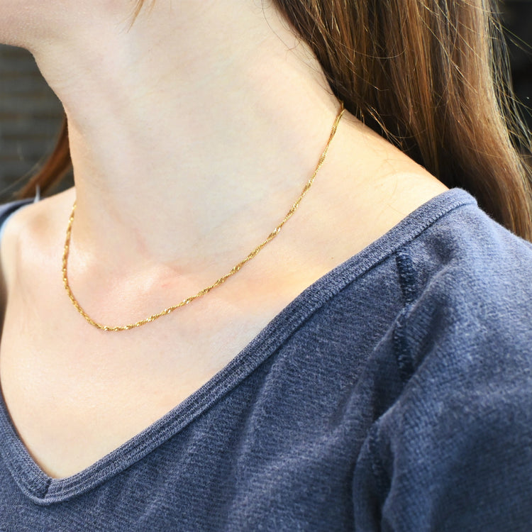 使い勝手の良い スクリューネックレス