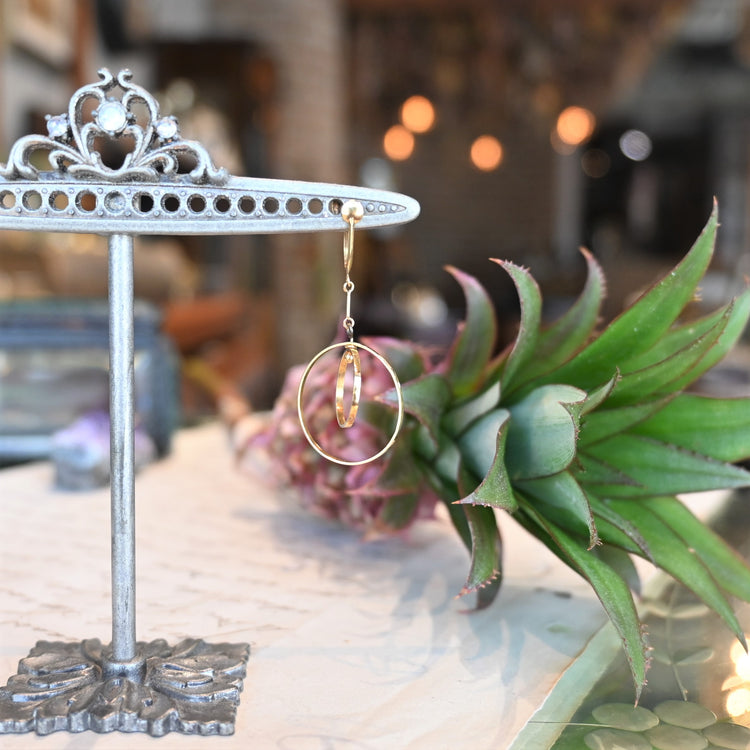 軽い着け心地の サークルイヤリング