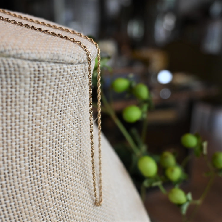 上品な輝きの ロープネックレス