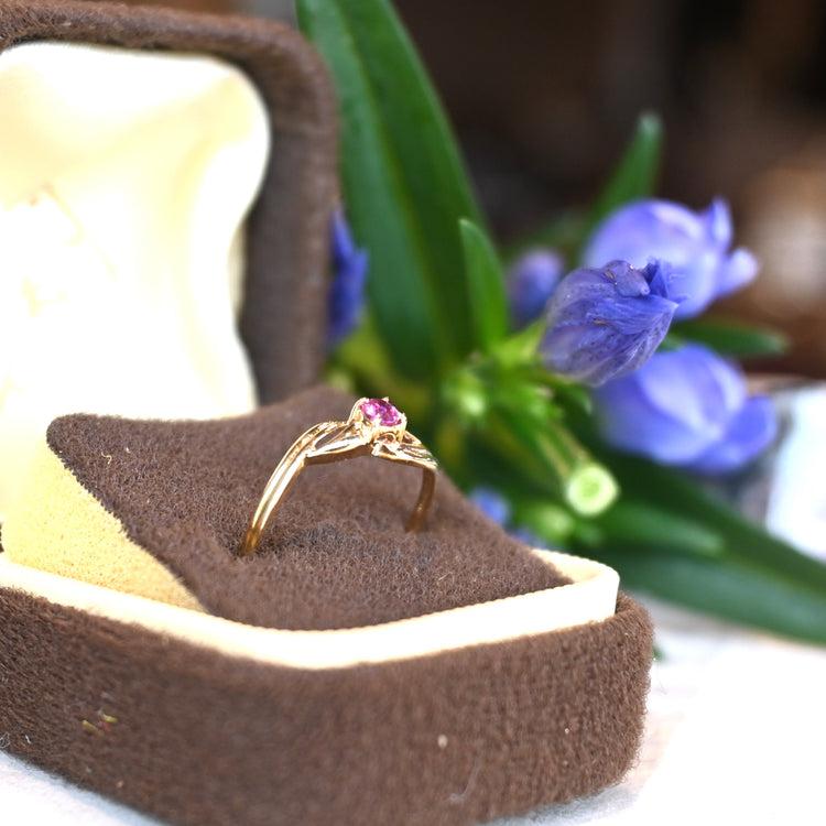 小さなルビーが美しいリング