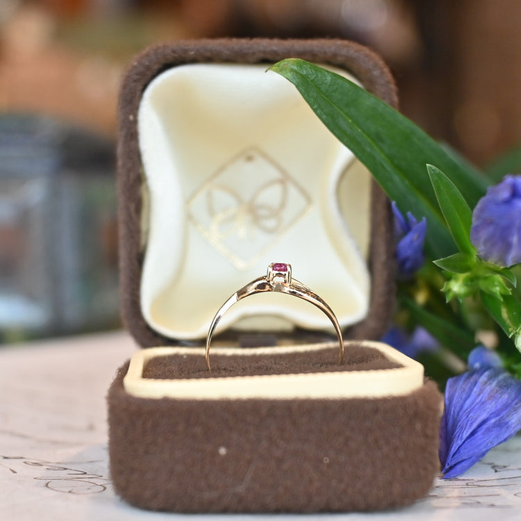 小さなルビーが美しいリング