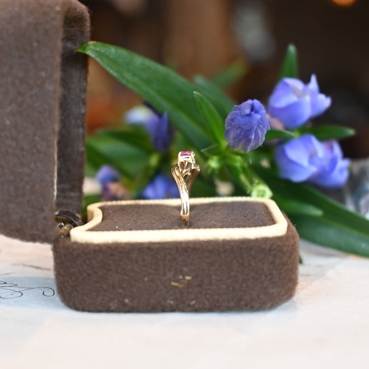 小さなルビーが美しいリング