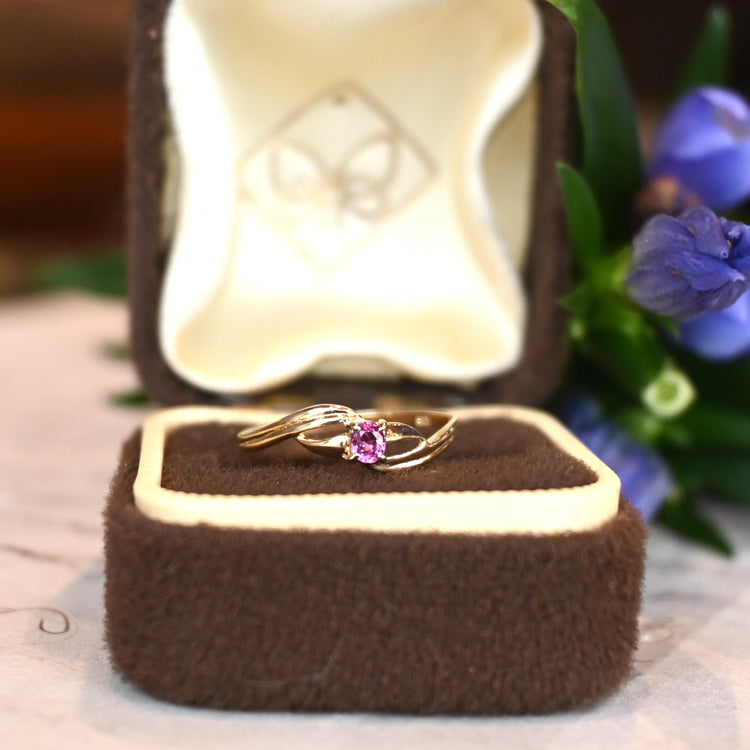 小さなルビーが美しいリング