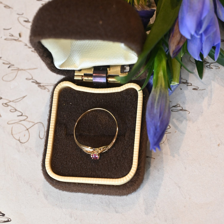 小さなルビーが美しいリング