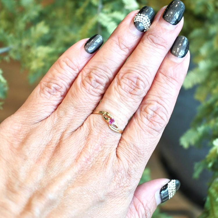 小さなルビーが美しいリング