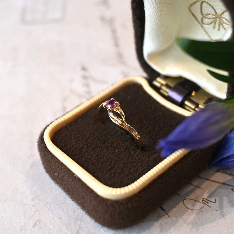 小さなルビーが美しいリング
