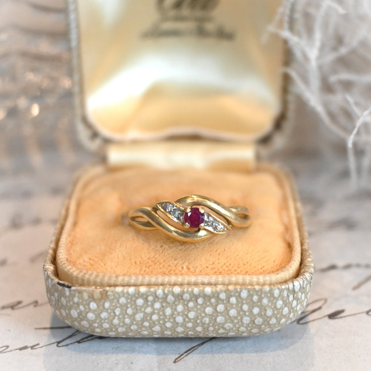 小さなルビーが上品なリング from U.K