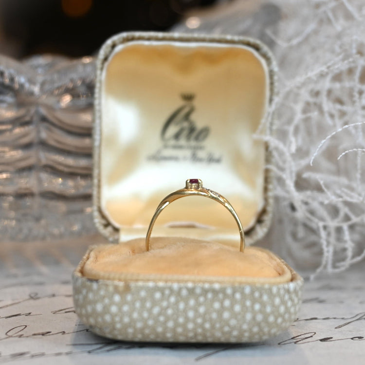 小さなルビーが上品なリング from U.K