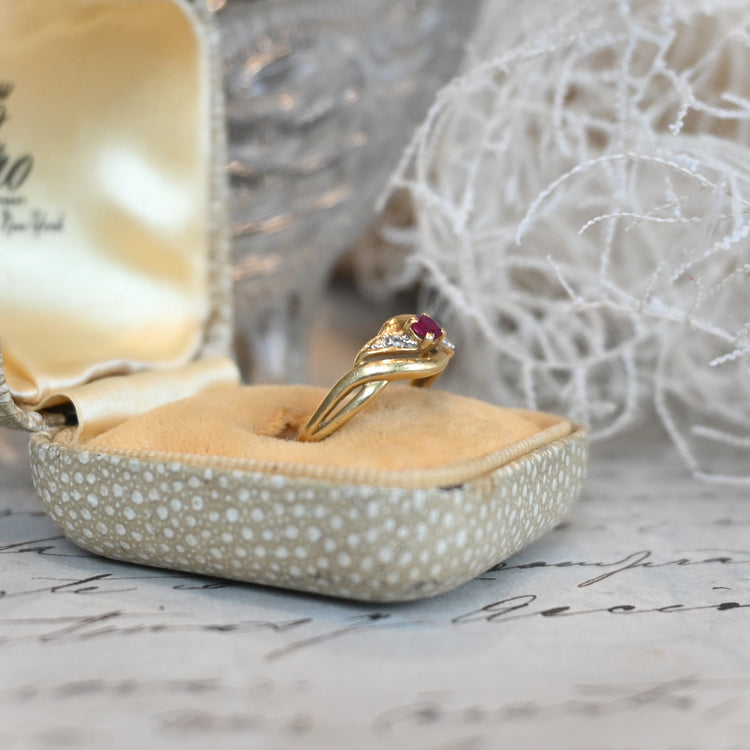 小さなルビーが上品なリング from U.K