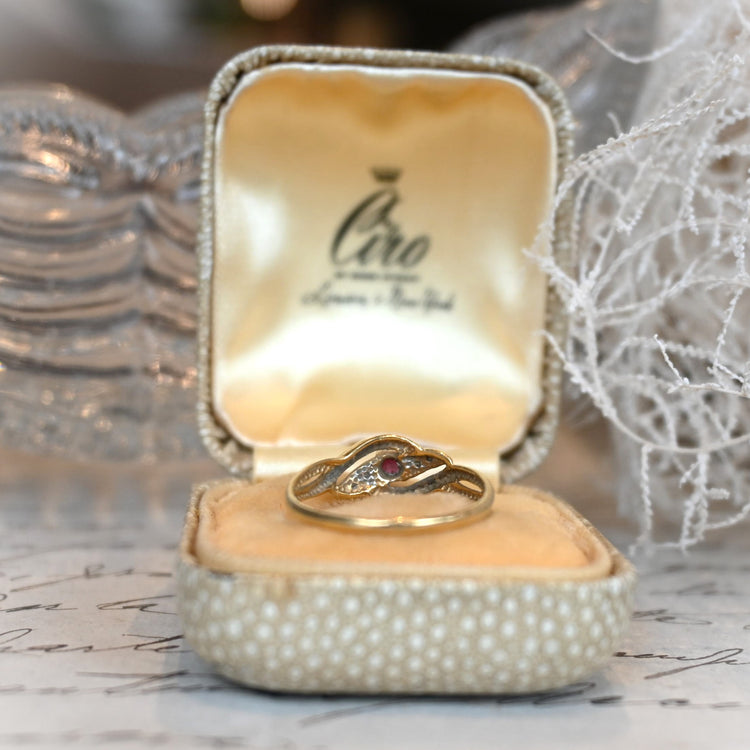 小さなルビーが上品なリング from U.K