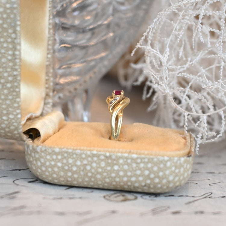 小さなルビーが上品なリング from U.K