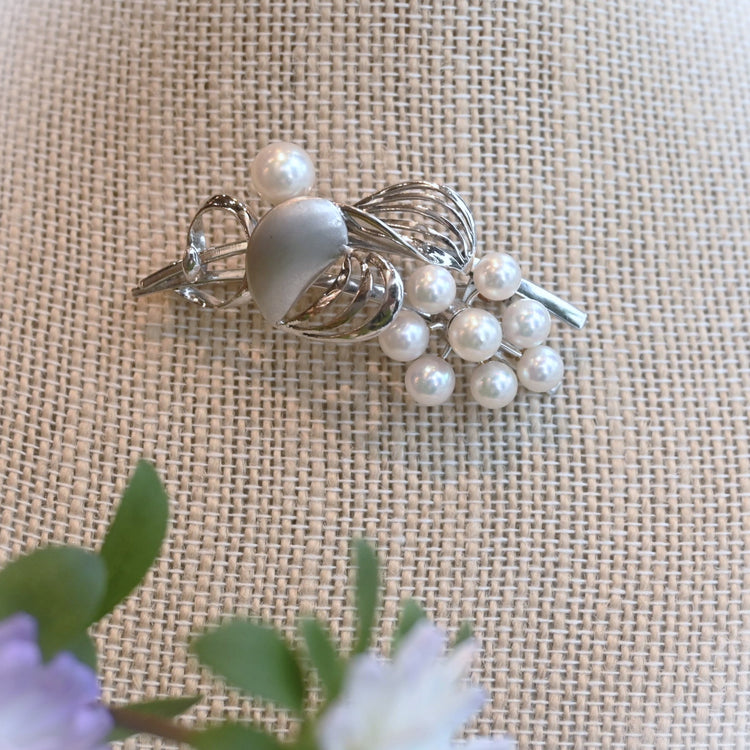 愛らしいパールブローチ