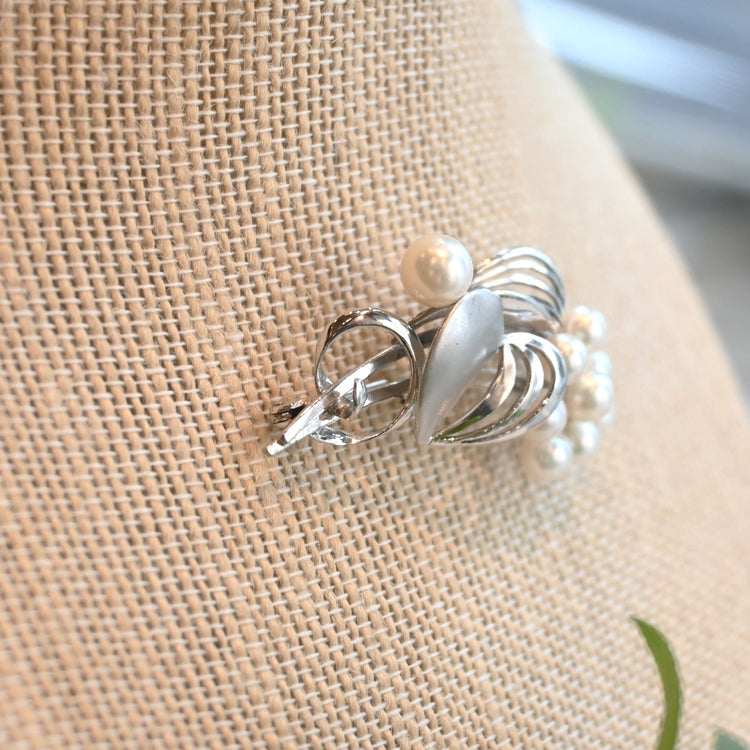 愛らしいパールブローチ