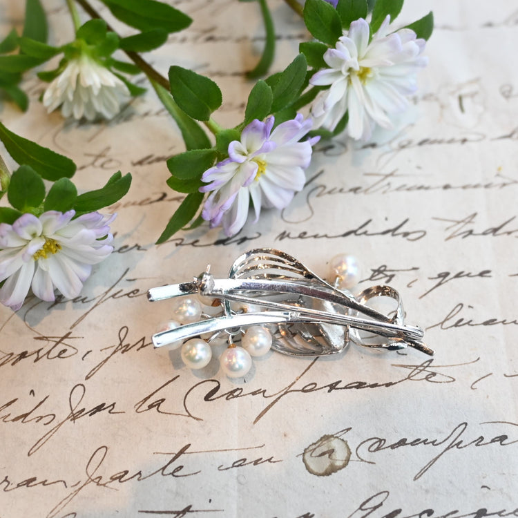 愛らしいパールブローチ
