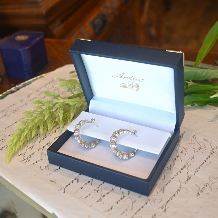 中空で軽い造りの フープピアス from UK