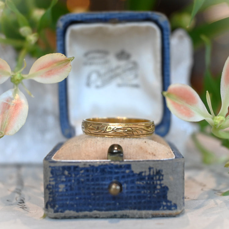 繊細な 彫りリング