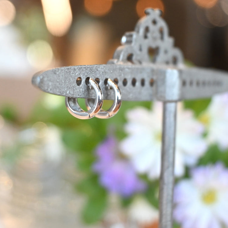 小さな プラチナフープピアス