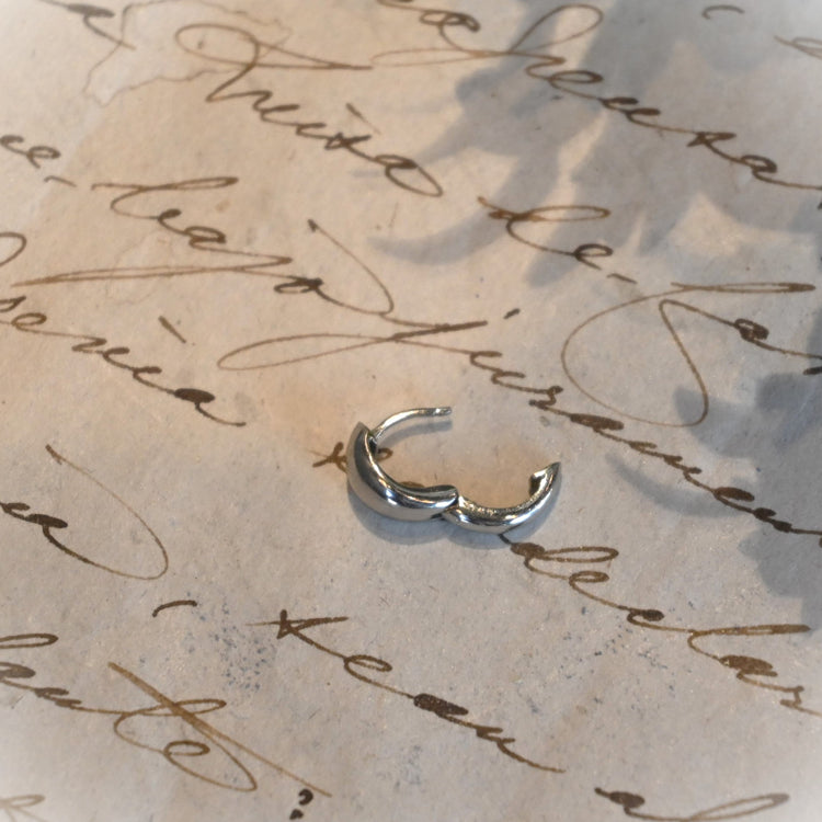 小さな プラチナフープピアス