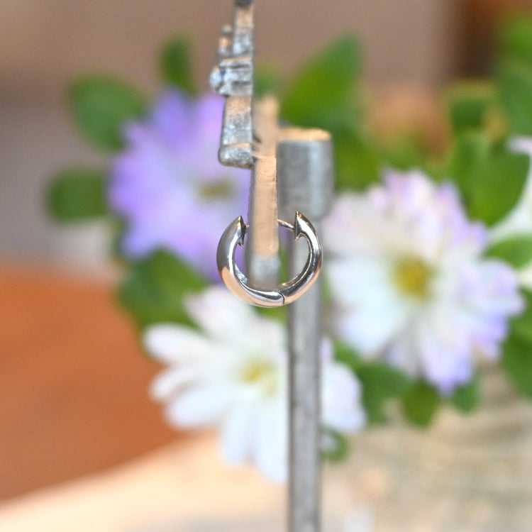 小さな プラチナフープピアス