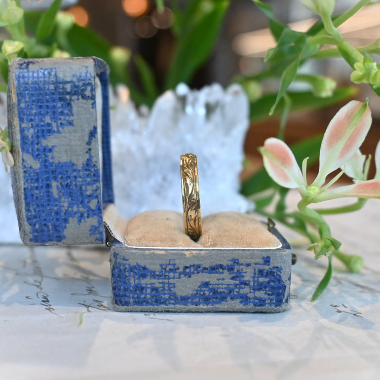 繊細な 彫りリング