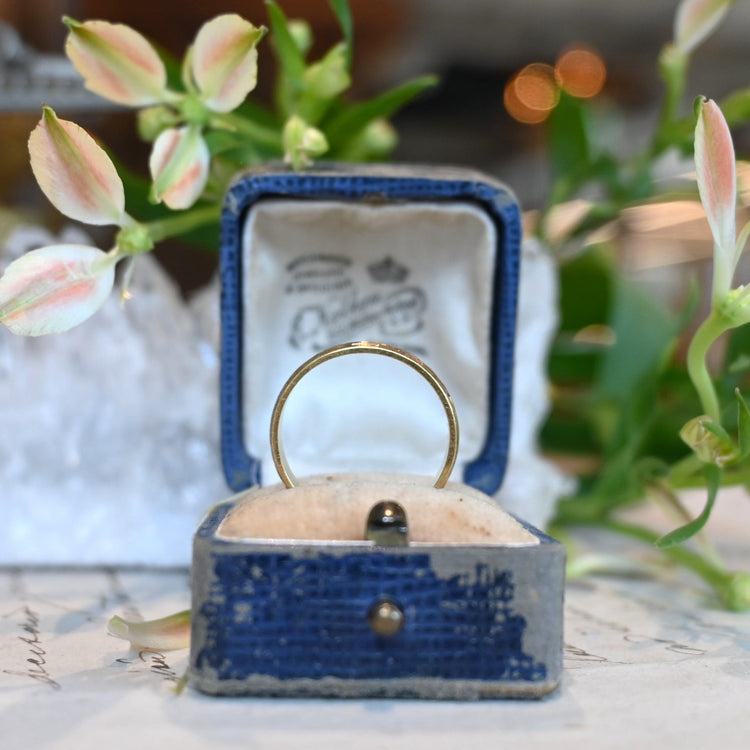 繊細な 彫りリング