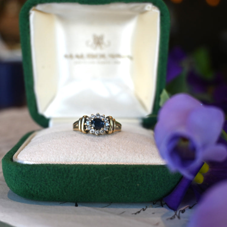 横留のサファイアが端正な リング