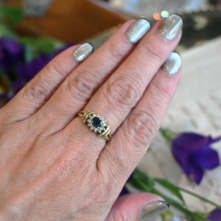 横留のサファイアが端正な リング