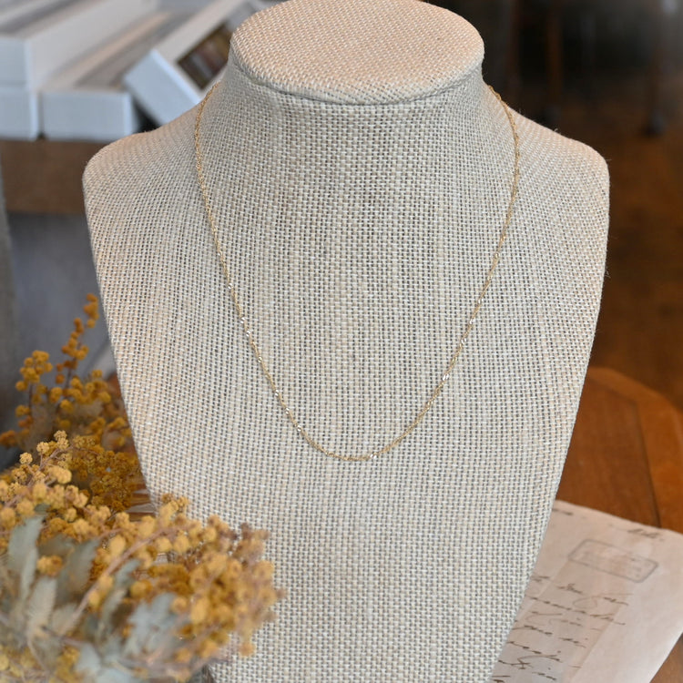 華奢な スクリューネックレス