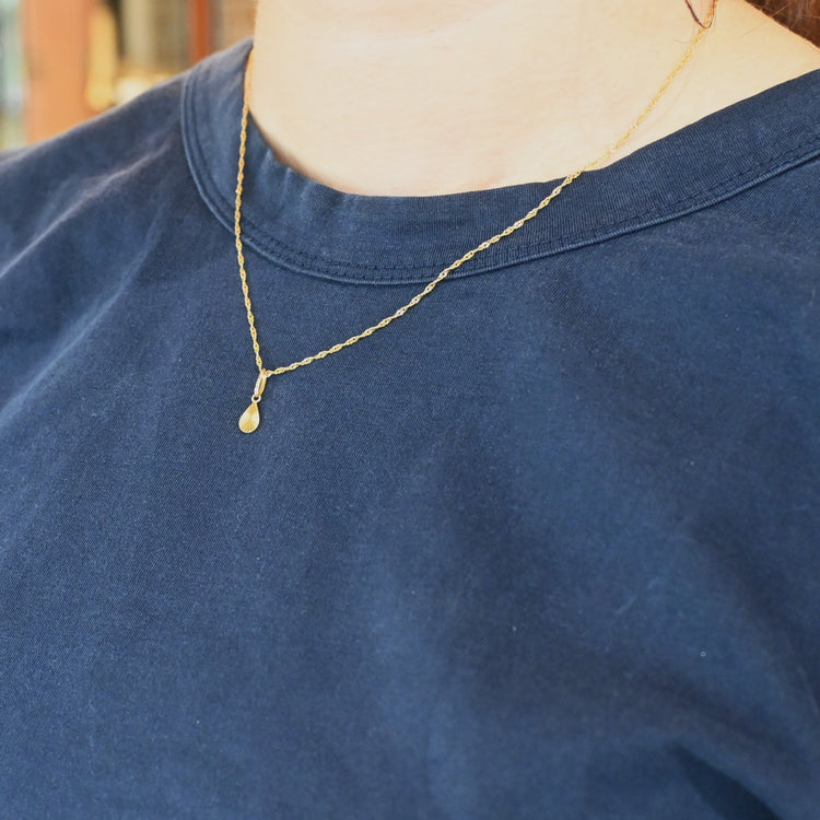 さりげない輝きの美しいトップつき スクリューネックレス