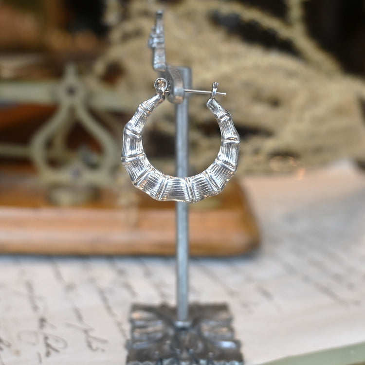 中空で軽い造りの フープピアス from UK