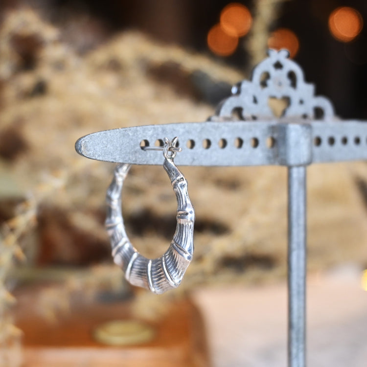 中空で軽い造りの フープピアス from UK