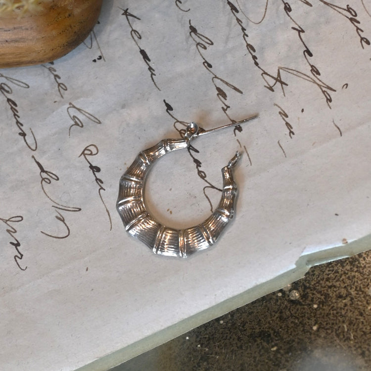 中空で軽い造りの フープピアス from UK