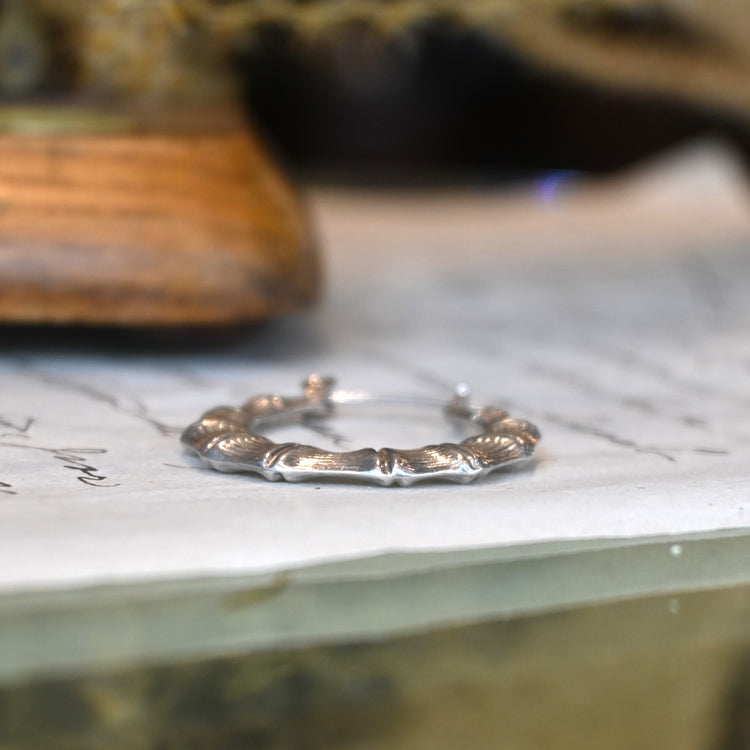 中空で軽い造りの フープピアス from UK