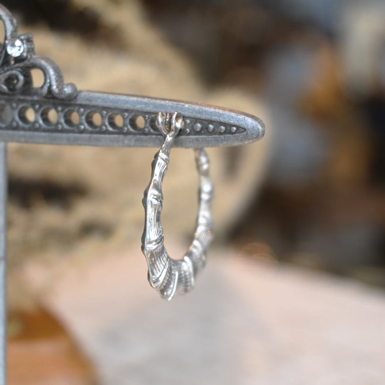 中空で軽い造りの フープピアス from UK