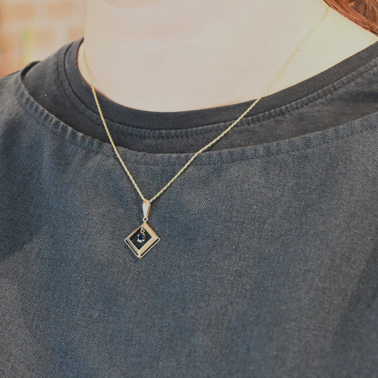 サファイアが揺れる 可愛いトップ