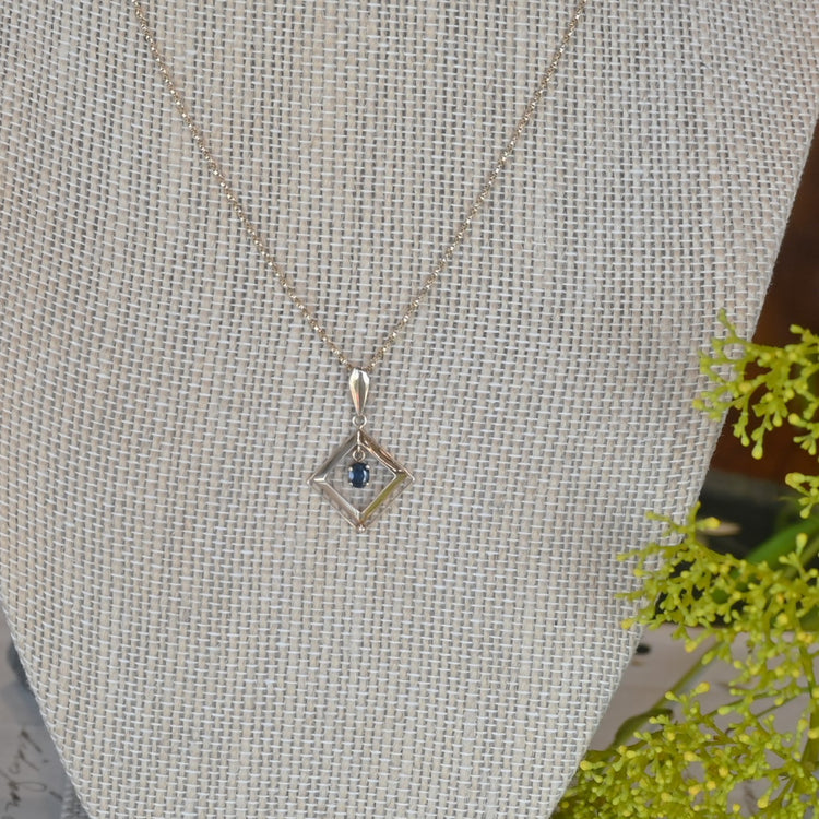 サファイアが揺れる 可愛いトップ