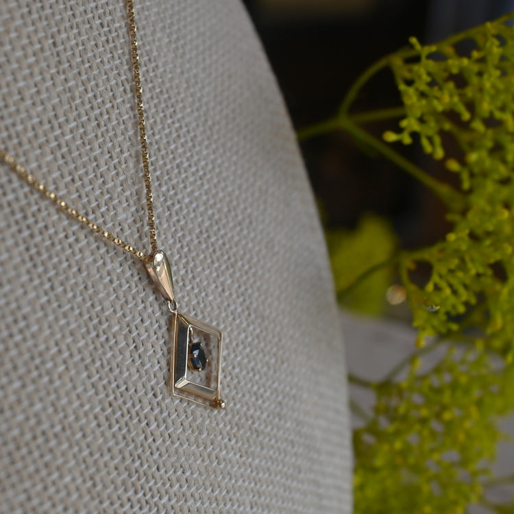 サファイアが揺れる 可愛いトップ