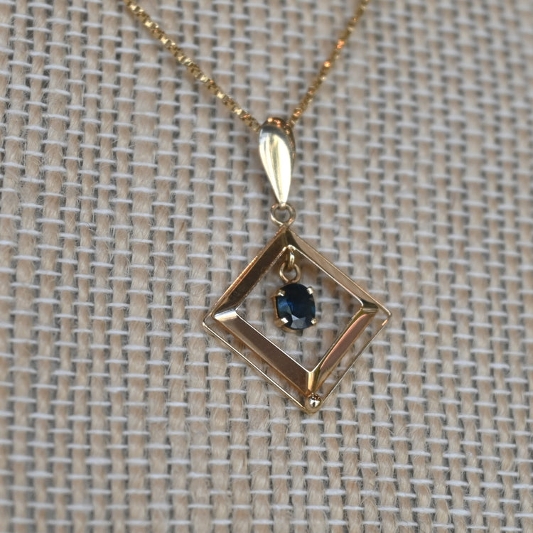 サファイアが揺れる 可愛いトップ