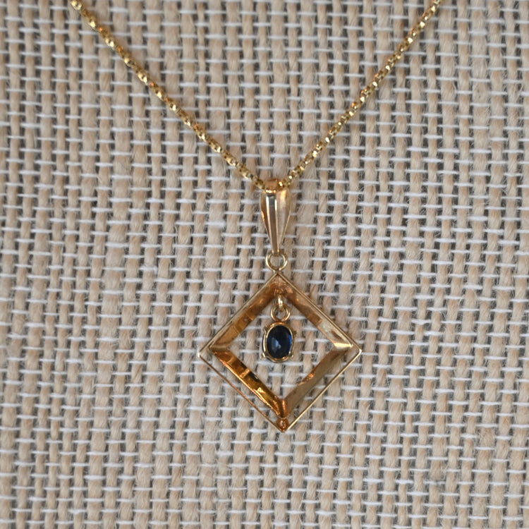 サファイアが揺れる 可愛いトップ