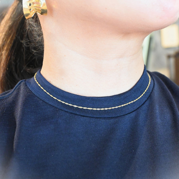 華奢な スクリューネックレス